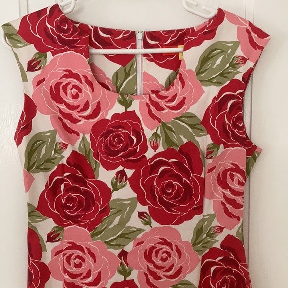 Beautiful floral print dress with a vintage vibe - Picture 2 of 4